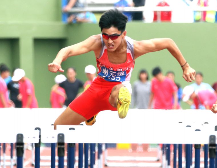 勇奪國男110跨欄金牌的青年國中謝元愷。林嘉欣／攝影。