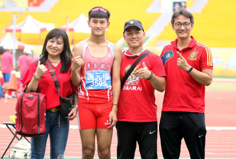 勇奪國男110跨欄金牌的青年國中謝元愷和雙親及教練。林嘉欣／攝影。