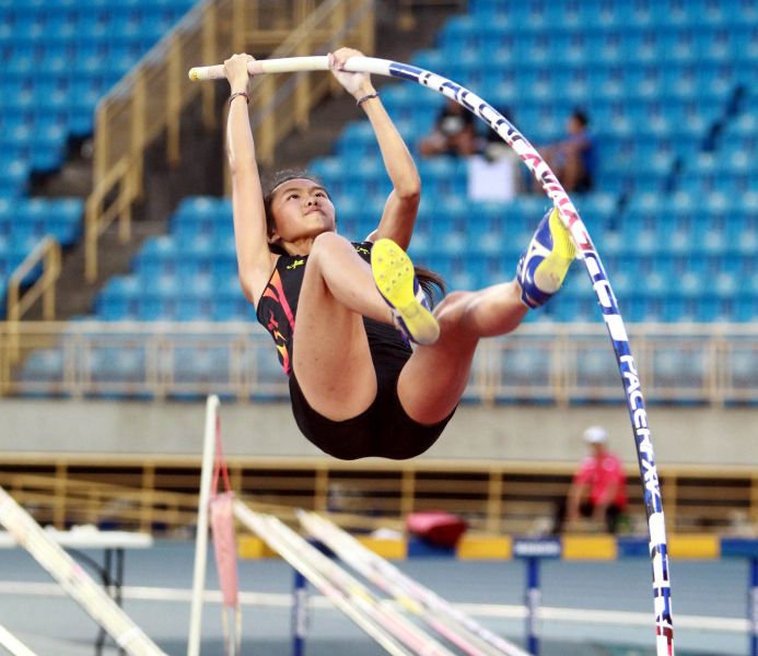 任純瑩以個人最佳的3公尺90，在全國排名賽高女撐竿跳封后。林嘉欣／攝影。