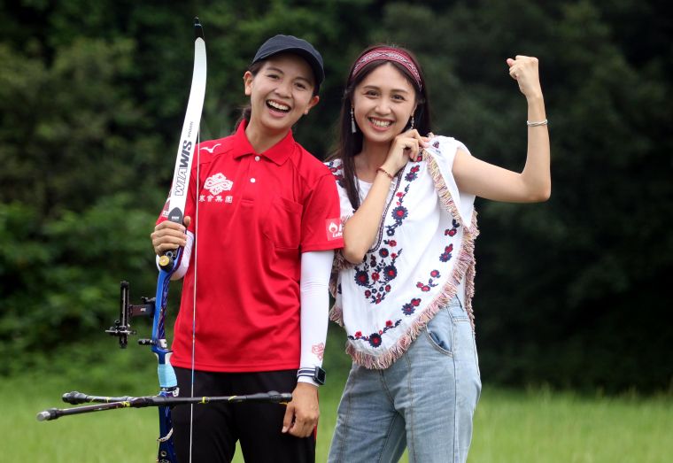 寒舍集團林佳恩(左）的妹妹林佳媛是伊林娛樂旗下模特兒。中華企業射箭聯盟／提供。