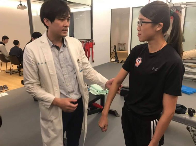 新任世錦賽女子拳擊金牌黃筱雯(右)接受輔大運醫中心協助。輔大提供