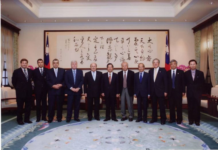世界盃五人制在台北舉辦期間，黃石城（右4)帶領國際足總重要官員晉見阿扁總統。（資料照）