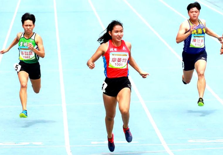 廖晏均(中)在全國田徑錦標賽女子100公尺預賽跑出11秒69，破大會並達標亞錦賽。李展昇／提供。