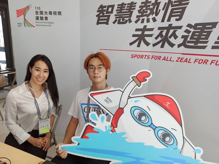 美女前蛙后李詹瑩(左1)參與成大全大運游泳直播。詹健全攝