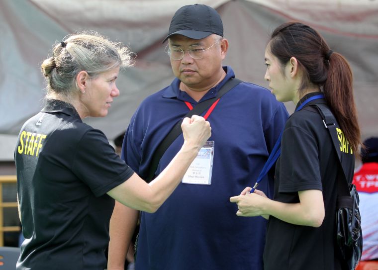 加拿大資深賽會導播艾咪(左)和中華民國射箭協會秘書長李水河(中)。中華民國射箭協會／提供。