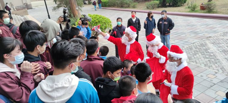 林靖凱、古林睿煬扮聖誕老公公現身金門,讓小朋友開心到爆。統一獅球團提供