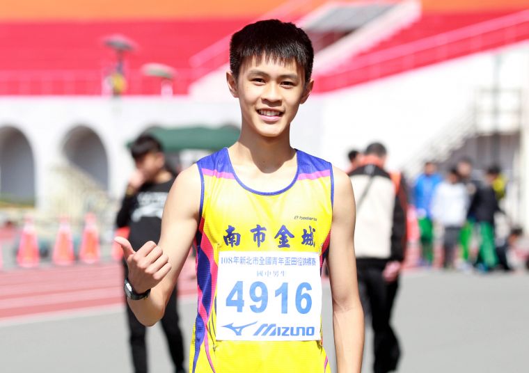 台南金城國中葉享朋開心打破青年盃國男1500公尺大會紀錄。林嘉欣／攝影。