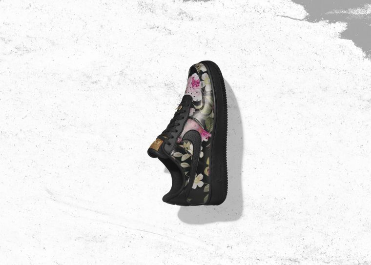 NIKE WOMEN'S FLORAL PACK：Nike設計團隊用皮革鞋面上的花卉圖案重塑了Air Force 1，Air Foamposite 1，Vandal在內的多款經典籃球鞋。