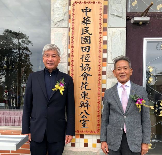 中華民國田徑協會理事長葉政彥(右)和秘書長王景成。田徑協會／提供。