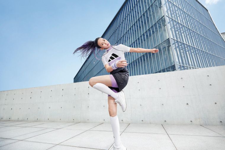 女神張鈞甯穿上adidas夏日城市逆襲系列服飾，打造逆天比例，變身仙氣運動精靈。官方提供