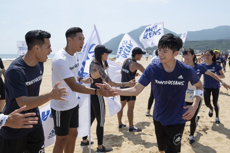 陳傑、楊俊瀚在終點迎接熱情完賽的跑者，與李國毅及所有為海洋環境奮戰的勇士們擊掌。
