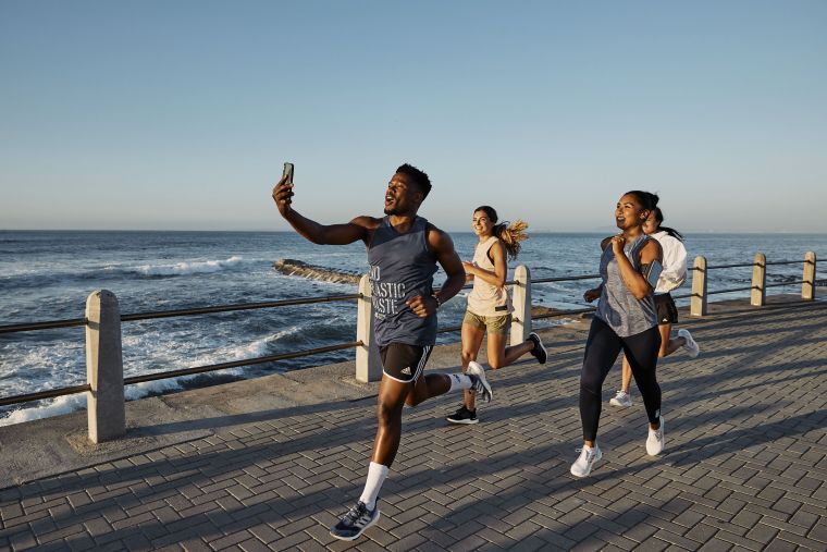 adidas於全球發起「Run For The Oceans 為海開跑」數位環保Online Run，邀請全球跑者穿上跑鞋，為守護海洋而跑。官方提供