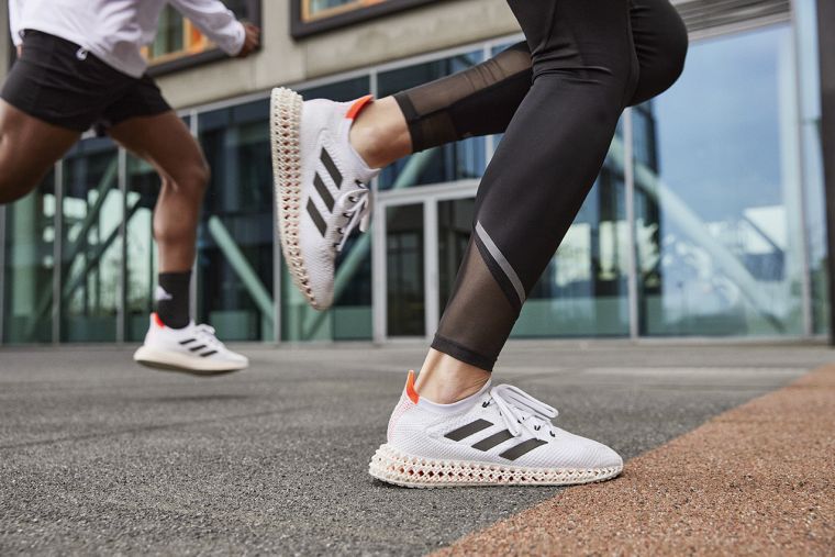 adidas最新革命性跑鞋adidas 4DFWD、同時披上Tokyo Pack限定配色，全白鞋身搭配鞋側黑色三線標誌，簡單俐落且百搭。官方提供
