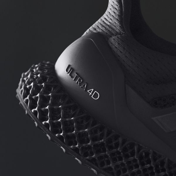 adidas ULTRA4D Triple Black於鞋跟TPU支撐結構低調壓上「ULTRA4D」字樣讓鞋款旗艦身分不言自明。官方提供