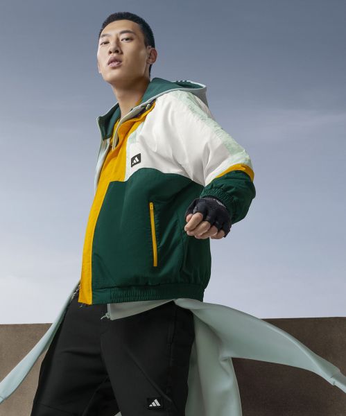adidas Urban Transition男款外套設計靈感汲取自中國古代哪吒的風火輪，融合街頭滑板元素，運用撞色色塊、異材質拼接營造衝突感。官方提供
