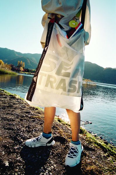 adidas by Stella McCartney BEACH DEFENDER系列推出兼具涼鞋與訓練鞋性能的Climacool Vento鞋款，夏天穿著也能有感降溫。官方提供