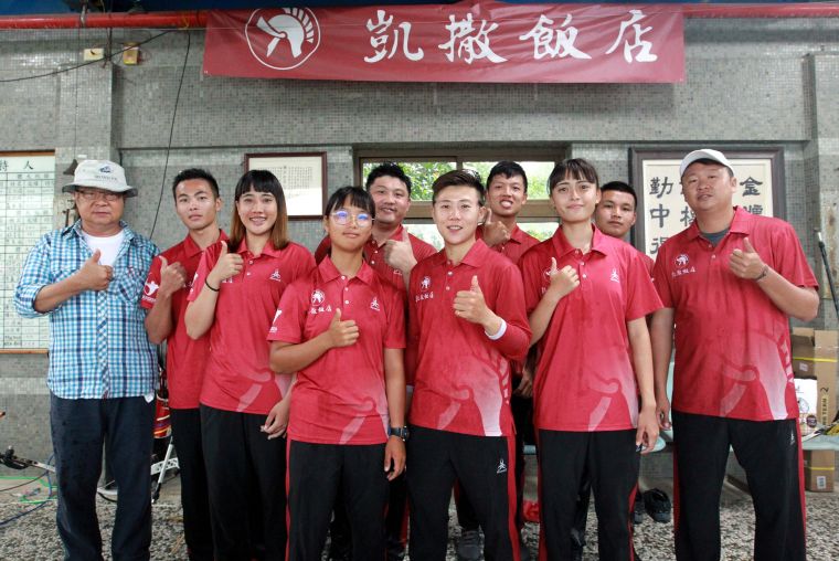 凱撒隊在大雨中和寒舍隊激戰至第五點，以121分守住企業射箭聯賽元年上半季冠軍。中華企業射箭聯盟／提供。