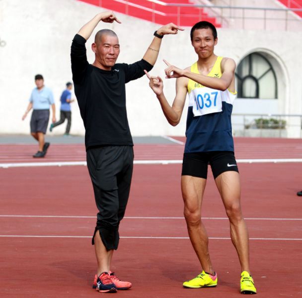 傅兆玄下個目標，是要挑戰教練陳鴻傑(左)曾跳過的2.20公尺。林嘉欣／攝影。