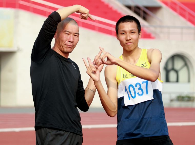 傅兆玄(右)和桃園高中教練陳鴻傑(左)。資料照片 林嘉欣／攝影。