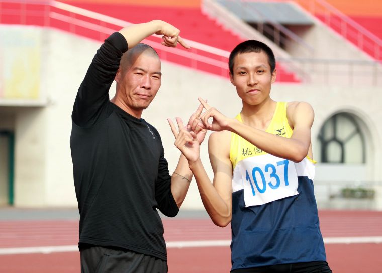 傅兆玄(右)和教練陳鴻傑。林嘉欣／攝影。