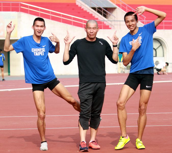 教練陳鴻傑(中)、張昭翔(左)和傅兆玄都說，這樣的造型很節省時間。林嘉欣／攝影。