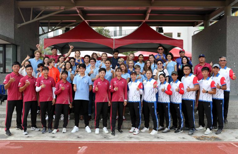 新竹愛山林隊及凱撒隊選手和來台交流的新加坡法國學校學生合影。企業射箭聯盟／提供。