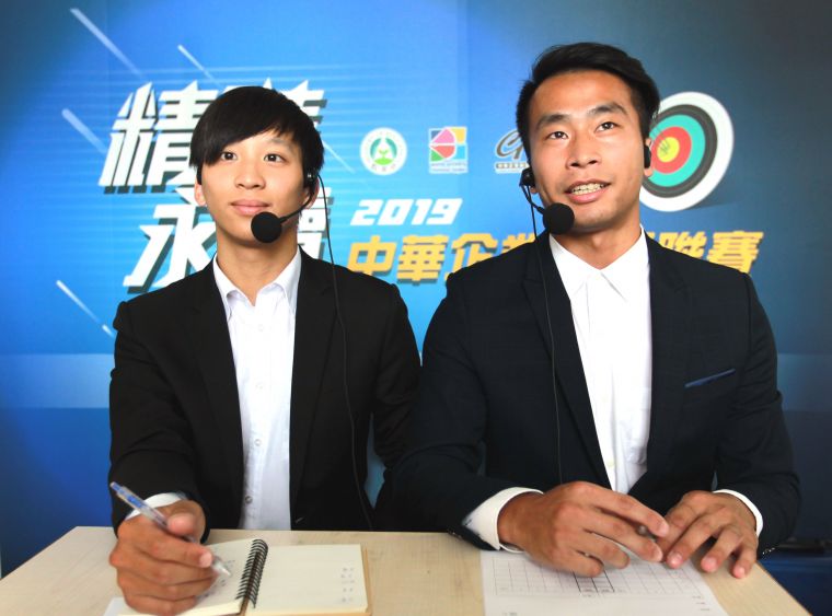 企業射箭聯賽本週直播新增主播哈尚傑(左)和賽評鄭丞傑。中華企業射箭聯盟／提供。