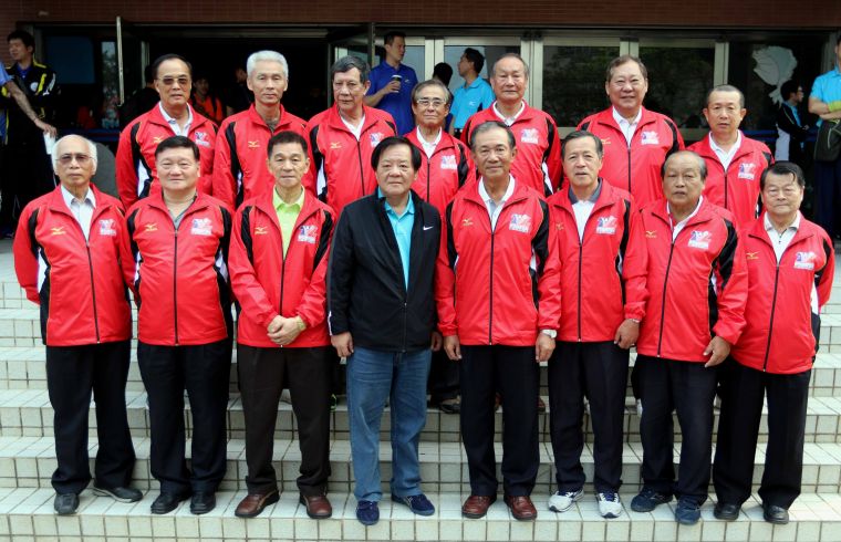 大家都說前排協秘書長章金榮(前排左四)得了「排球癌」。林嘉欣／攝影。