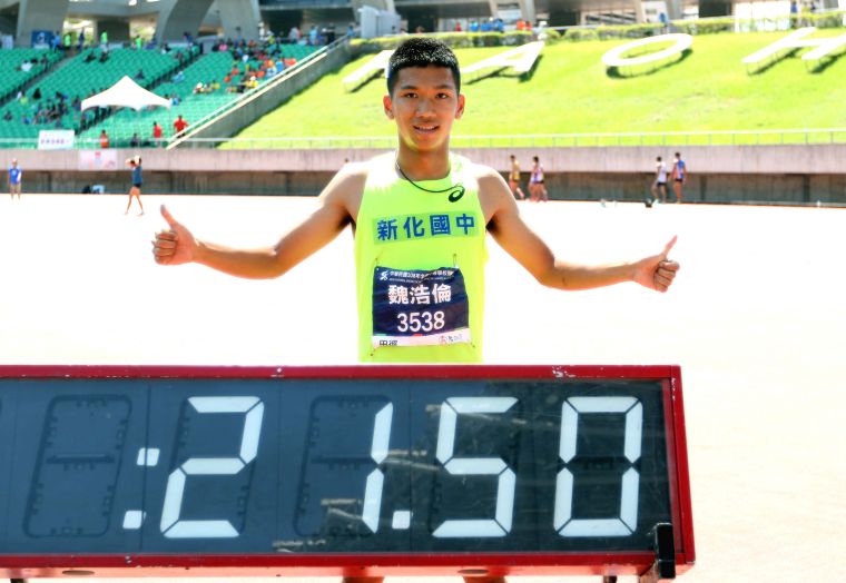 魏浩倫以21秒49打破全中運國男兩百公尺大會紀錄，圖中時間為剛跑完時的大會參考時間。林嘉欣／攝影。