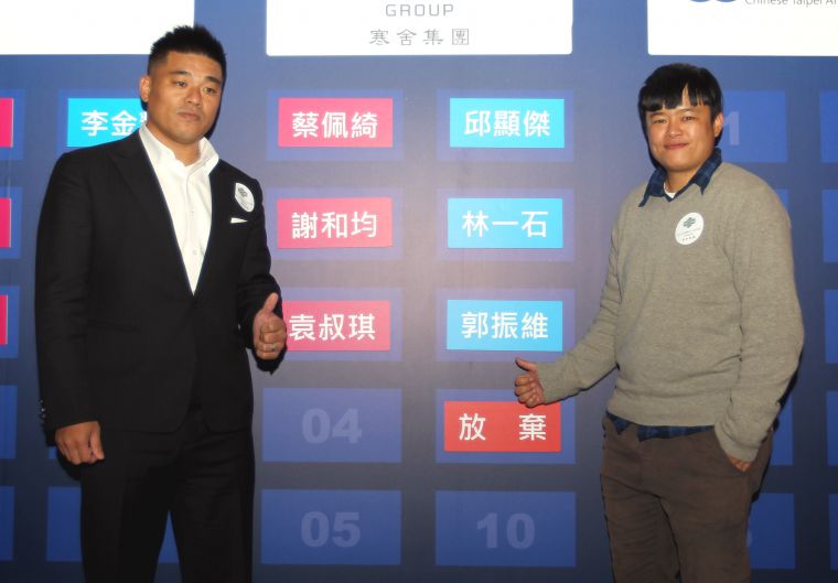 袁叔琪(右)和郭振維企箭二年身兼寒舍隊教練和選手雙重身份。中華企業射箭聯盟／提供。