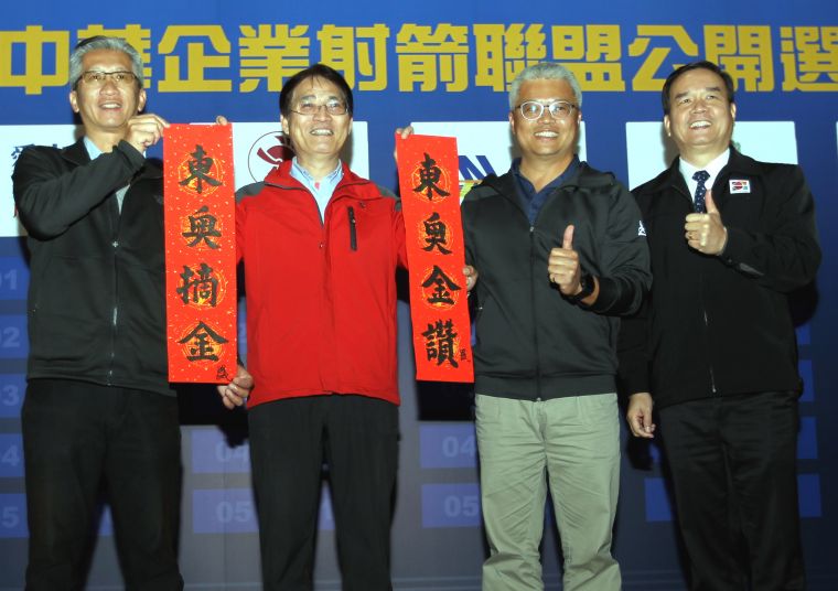 體育署署長高俊雄(左二)致贈親手寫的春聯。中華企業射箭聯盟／提供。
