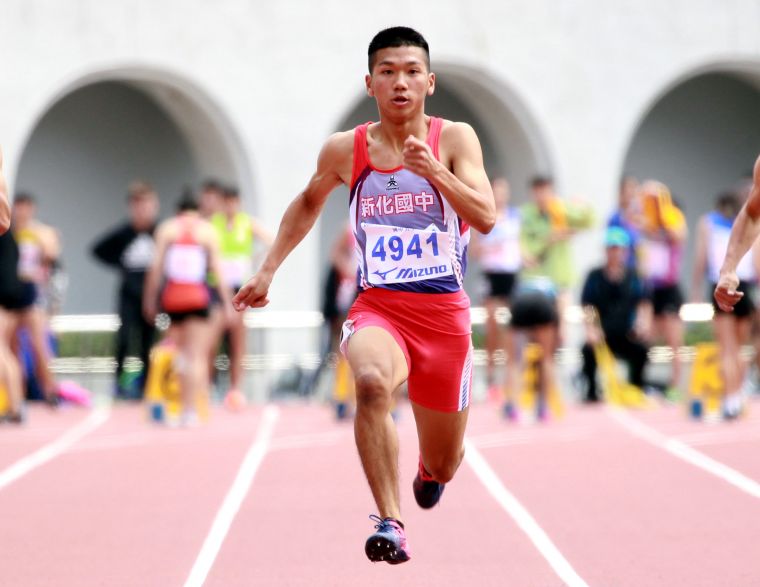 台南新化國中魏浩倫在國男一百公尺決賽奪金並破大會。林嘉欣／攝影。