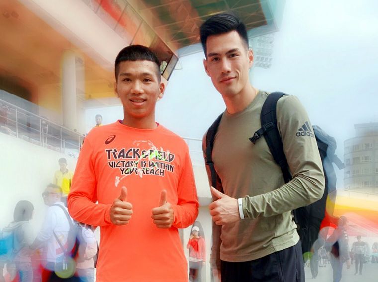 魏浩倫(左)打破楊俊瀚(右)保持七年的國男200公尺大會紀錄後，開心和偶像合影。胡文瑜／提供。