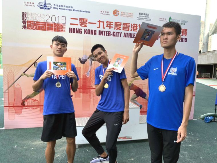 香港城市田徑錦標賽，中華隊傅兆玄(中)、鄭詠仁(左)和張昭翔開心包下青男跳高前三名。田徑協會／提供。