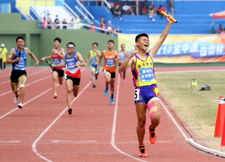 台南市金城國中在國男4×400公尺接力決賽飆3:22.85再破大會。林嘉欣／攝影。