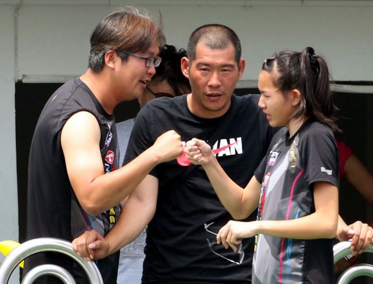 張嘉妤(右)重新找到方向，教練鍾彩榮(左)和陳鴻傑超開心。林嘉欣／攝影。