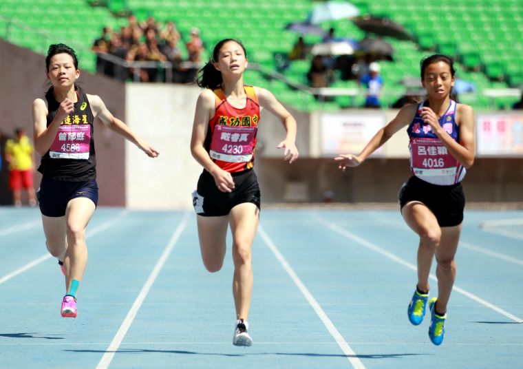 國女200公尺冠軍北市大同呂佳穎(右)。林嘉欣／攝影。