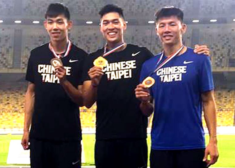 陳傑(中)、彭名揚(左)和余嘉軒包下馬來西亞大獎賽四百公尺跨欄前三名。田徑協會／提供。