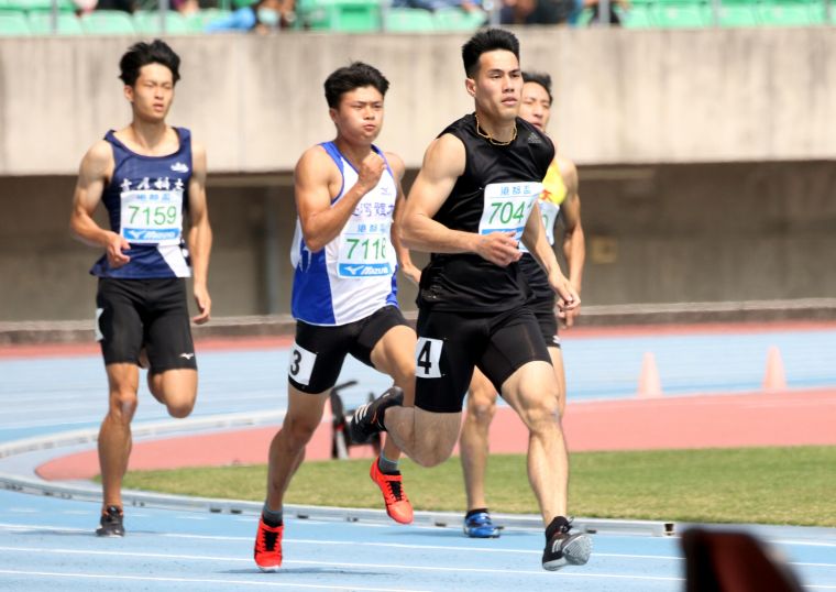 楊俊瀚(前）在200公尺準決賽以20秒96再破大會。林嘉欣／攝影。