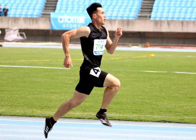 楊俊瀚在200公尺準決賽以20秒96再破大會。林嘉欣／攝影。