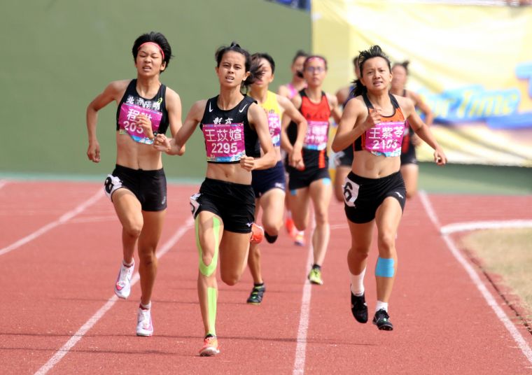 高女800公尺決賽，彰化高商王苡媗2:15.38奪金。林嘉欣／攝影。