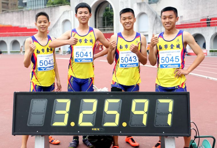 台南市金城國中在新北青年盃田徑公開賽1600公尺接力破大會。林嘉欣／攝影。