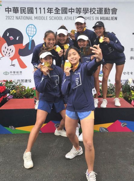 南港高工奪回高女團體金牌，選手們高興地自拍。四維體育推廣教育基金會 提供