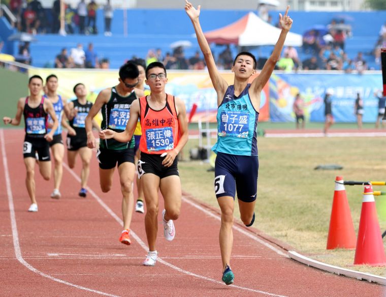 高男800公尺決賽，臺北市陽明高中曾子盛1:52.46稱王。林嘉欣／攝影。