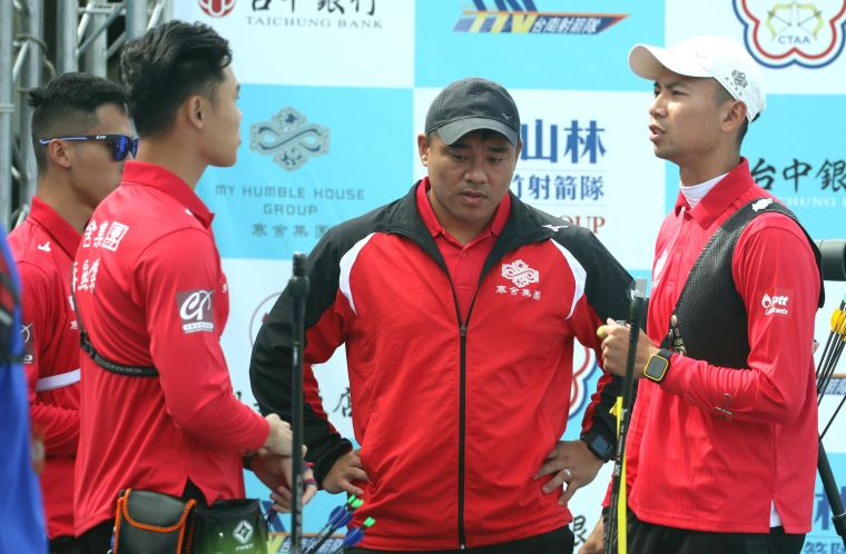 寒舍集團男團和教練郭振維。中華企業射箭聯盟／提供。