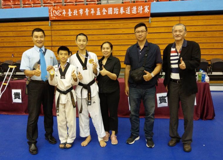 台北市中正國中蔡承翰（左3）昨天在青年盃對打國中組奪得金牌。大會提供