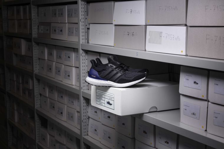 全黑的Primeknit針織鞋面提供良好的包覆性及透氣的舒適感，腳後跟藍紫色的TPU貼片，則為鞋款創造出搶眼的撞色效果。