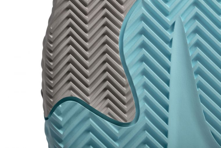 adidas Harden Vol.6 雙魚骨刻紋人字形大底，提升最大抓地力與穩定性，提供精準急停及急速變向性能，迅捷的反應力幫助雙足保持穩定及平衡！官方提供