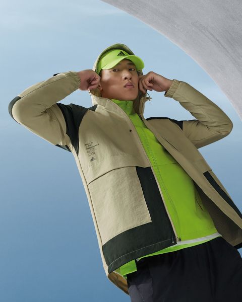 5. adidas Outer Jacket連帽外套以大勢工裝為設計主軸，採用卡其與墨綠色塊拼接，硬挺剪裁搭配大口袋設計，成為兼具機能與美感的時尚單品。官方提供