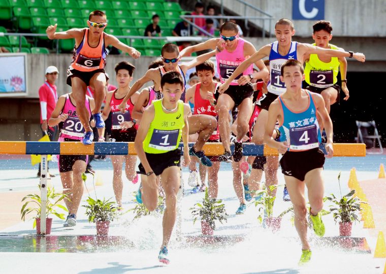 湖口高中蔡詠旭(前排左)勇奪高男3000公尺障礙冠軍。林嘉欣／攝影。